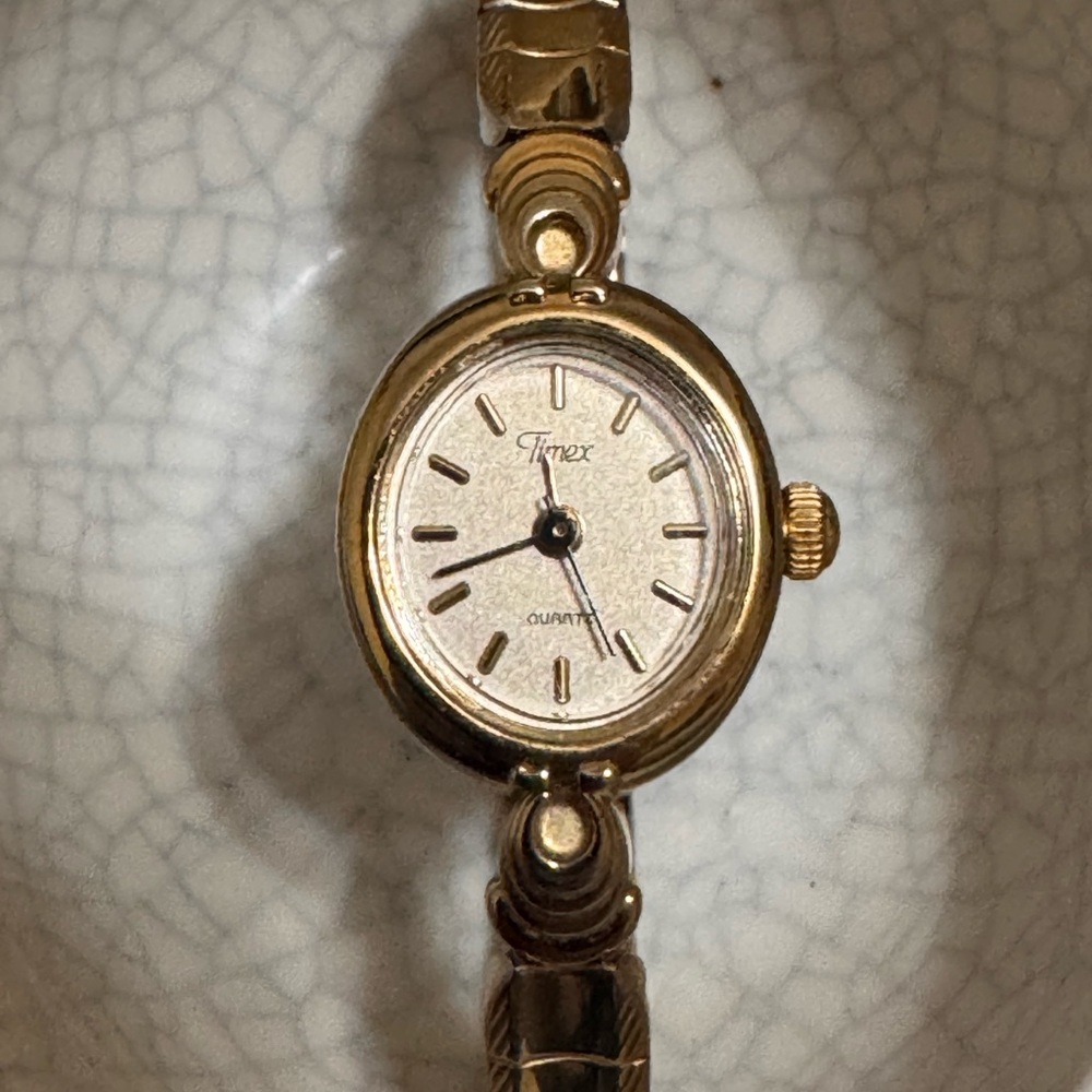 Vintage timex gold quartz women’s watch with expansion band